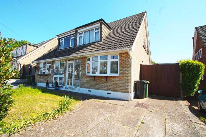 3 Bedroom Semi-Detached House For Sale In Tyelands, Billericay, CM12