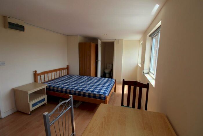 Flat To Rent In Hervey Close, Finchley Central, N3