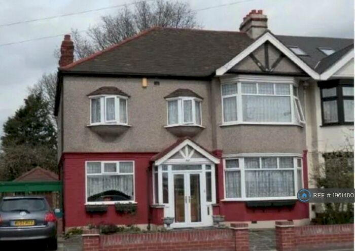 4 Bedroom Semi-Detached House To Rent In Wanstead Lane, Ilford, IG1