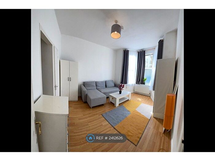 Studio To Rent In Hertlset Road, London, N7