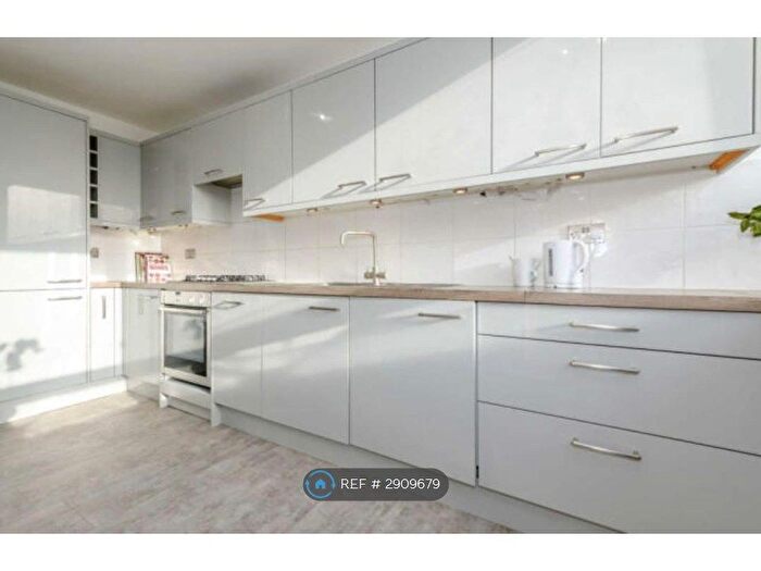 2 Bedroom Flat To Rent In Winterfold Close, London, SW19