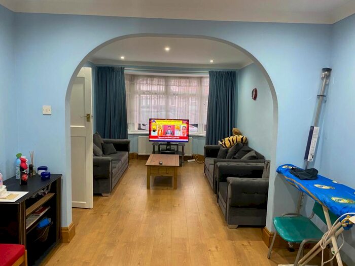 3 Bedroom End Of Terrace House To Rent In Ash Grove, Heston, Hounslow, TW5