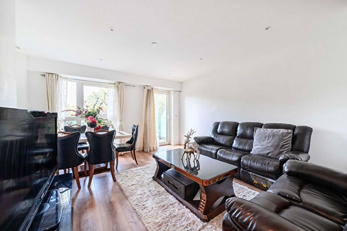 2 Bedroom Flat For Sale In Longfield Avenue, London, W5