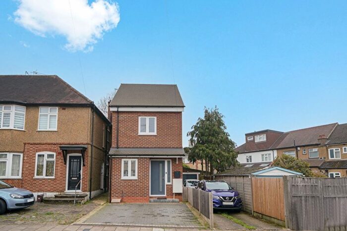 2 Bedroom Detached House For Sale In Kenerne Drive, Barnet, EN5