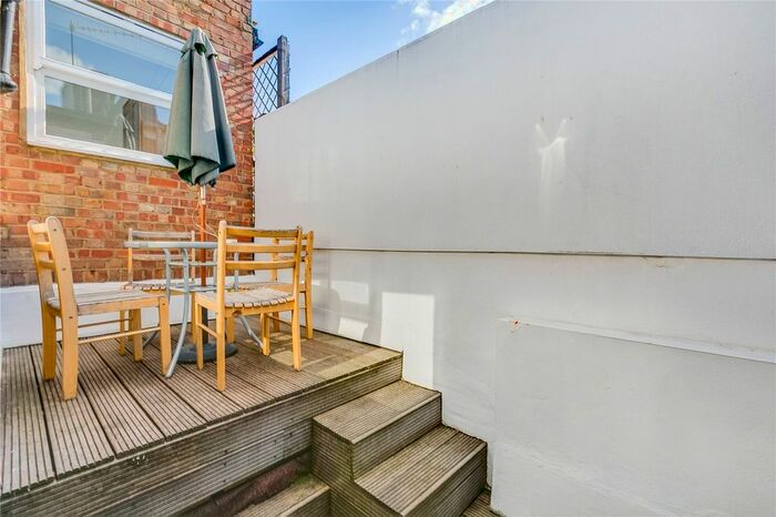 2 Bedroom Flat To Rent In Munster Road, Fulham, SW6
