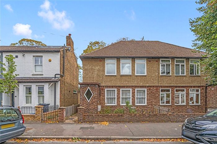 2 Bedroom Maisonette For Sale In Warfield Road, Hampton, TW12