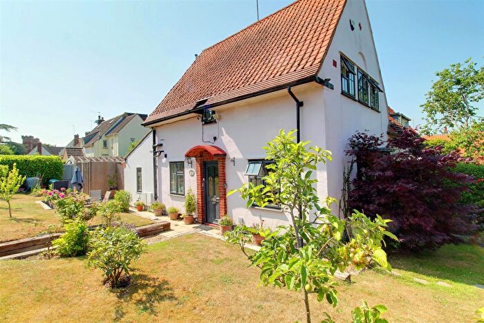 3 Bedroom Cottage For Sale In Gobions Way, Potters Bar, EN6