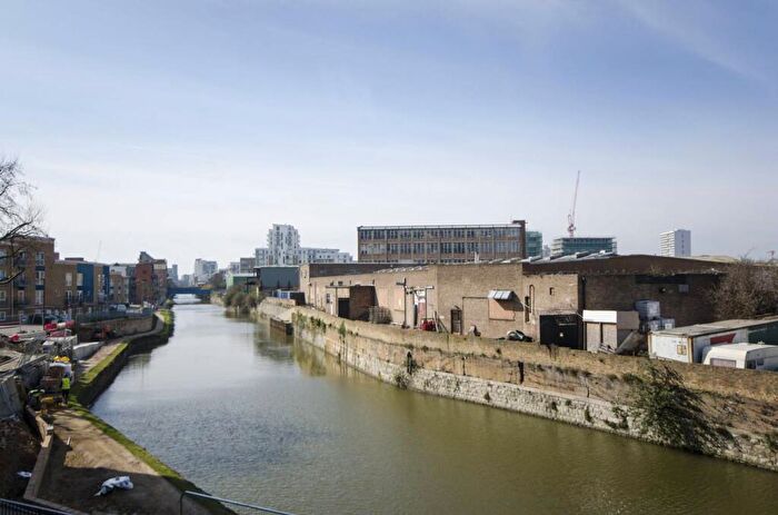 2 Bedroom Flat For Sale In Yeoman Court, Poplar, London, E14