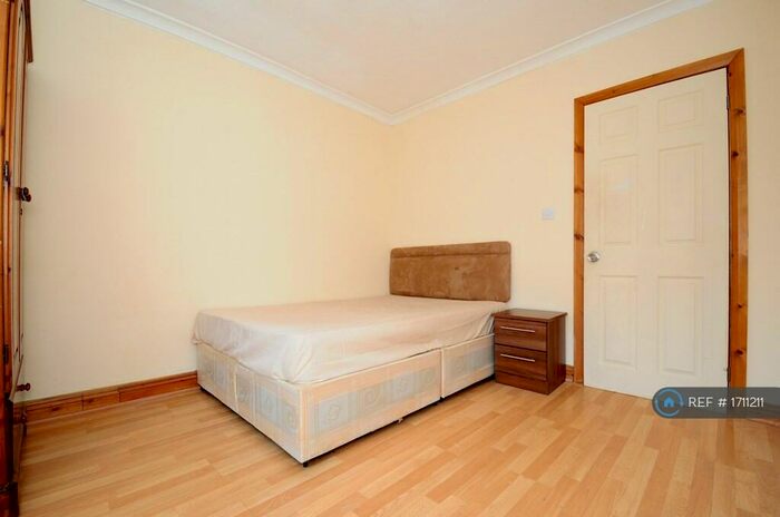 2 Bedroom Flat To Rent In North Finchley, London, N12
