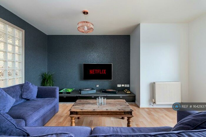 2 Bedroom Penthouse To Rent In Fully Furnished In North Leeds, Leeds, LS16