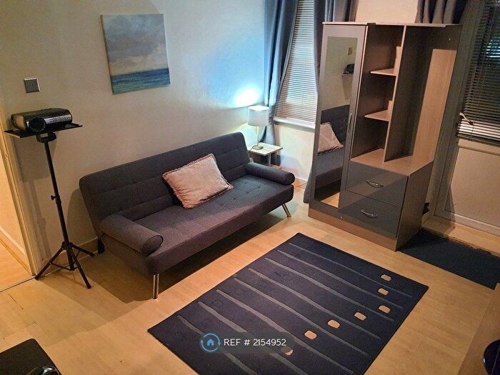 1 Bedroom Flat To Rent In Windmill Road, Brentford, TW8