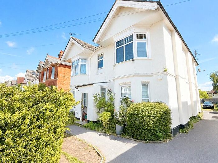 2 Bedroom Flat For Sale In Richmond Park Crescent, Bournemouth, BH8