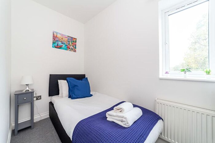 2 Bedroom Flat To Rent In Meerbrook Road, London, SE3