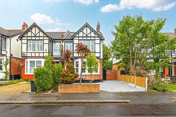 3 Bedroom Flat For Sale In Britannia Road, Westcliff-On-Sea, SS0