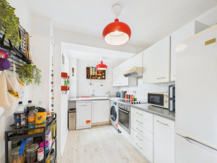 1 Bedroom Flat For Sale In Kingsmead Road, High Wycombe, Buckinghamshire, HP11