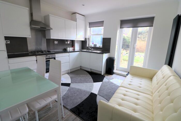 2 Bedroom Apartment To Rent In Seven Sisters Road, London, N4