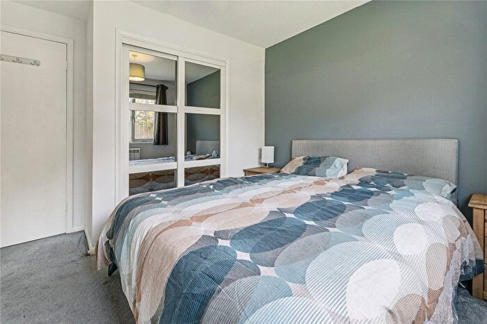 2 Bedroom Flat For Sale In Crowthorne Close, London, SW18