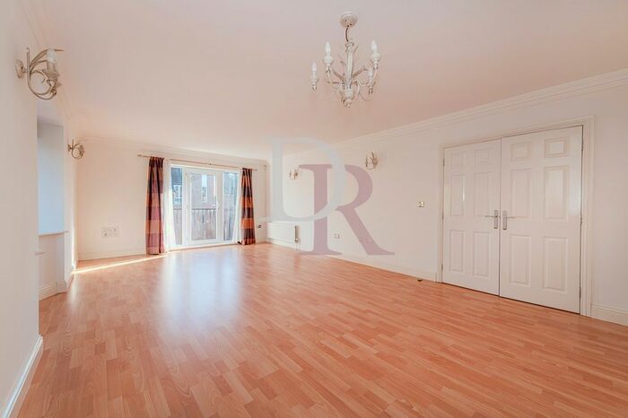 2 Bedroom Flat To Rent In Hoptree Close, London, N12