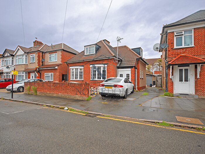 4 Bedroom Detached Bungalow To Rent In Hounslow, TW3