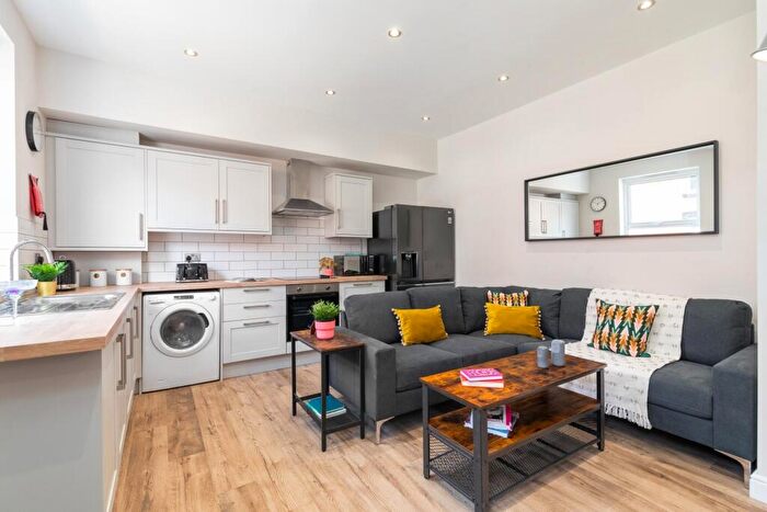 4 Bedroom House To Rent In Autumn Avenue, Leeds, LS6