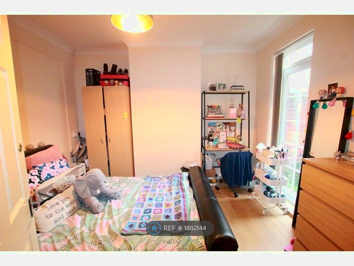 3 Bedroom Terraced House To Rent In Donnington Gardens, Reading, RG1