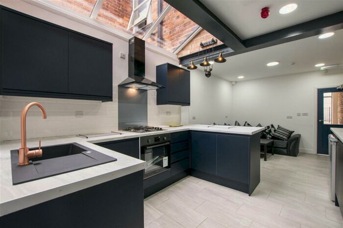 5 Bedroom House To Rent In Winnie Road, Birmingham, B29