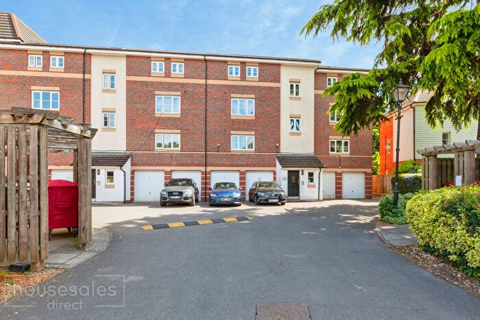 2 Bedroom Flat For Sale In Bosworth Court Bath Road, Slough, SL1