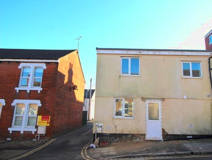 2 Bedroom Terraced House To Rent In 2 Bed House, Crombey Street, Town Centre SN1