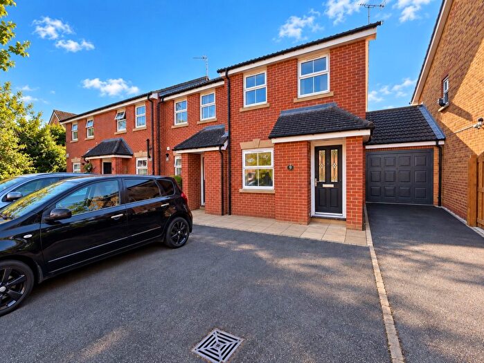 2 Bedroom Terraced House For Sale In Wraysbury Close, Luton, Bedfordshire, LU4