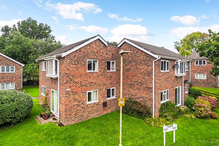 2 Bedroom Flat For Sale In Upper Heyshott, Petersfield, Hampshire, GU31
