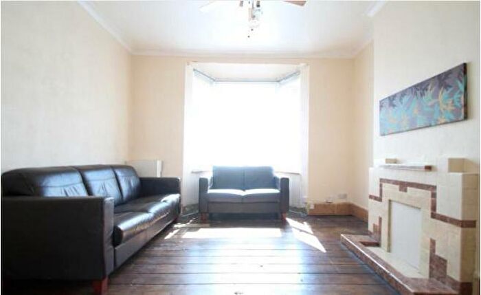3 Bedroom Semi-Detached House To Rent In Waddon Road, Croydon, CR0