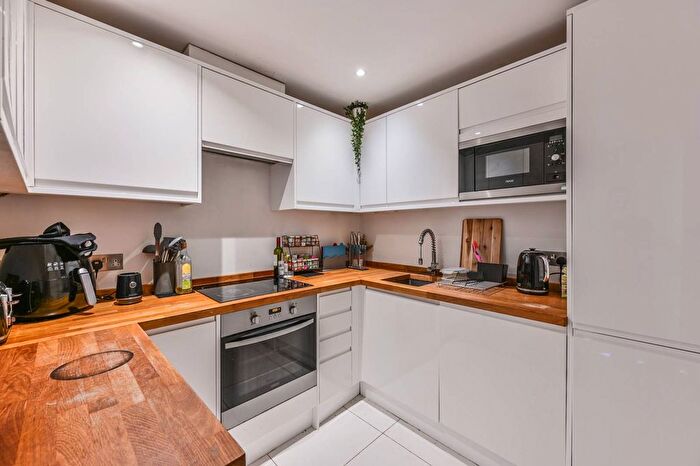 2 Bedroom Flat To Rent In Corben Mews, Nine Elms, London, SW8