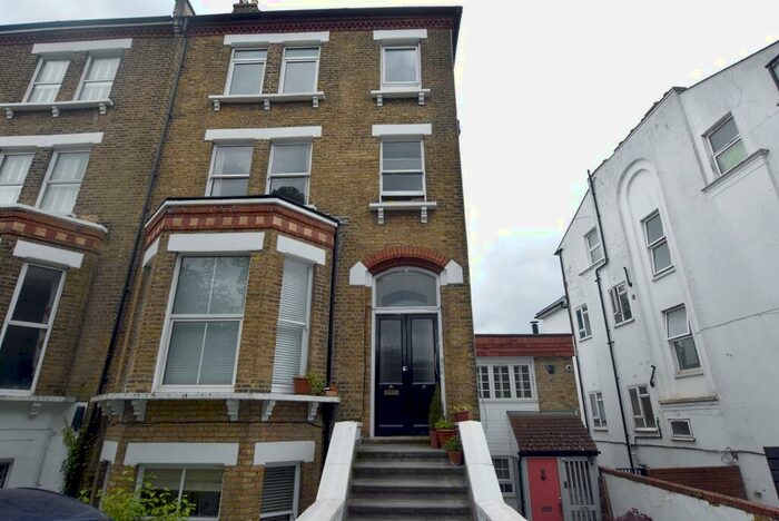 3 Bedroom Flat To Rent In Central Hill London, SE19