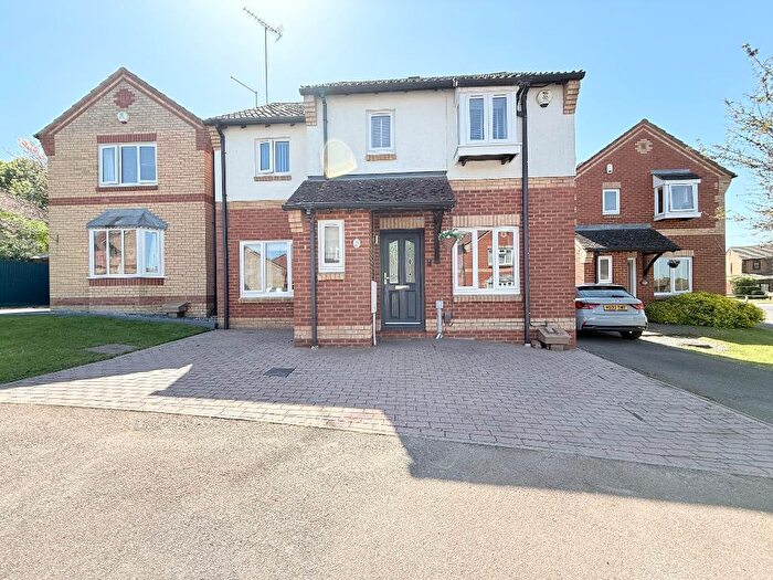 4 Bedroom Detached House For Sale In Lorimer Close, Bushmead, Luton, Bedfordshire, LU2