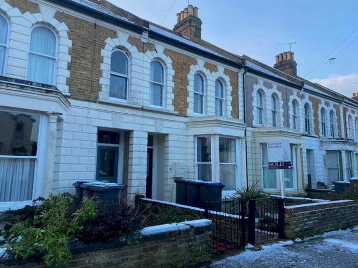 2 Bedroom Flat To Rent In Queens Gardens, Herne Bay, CT6