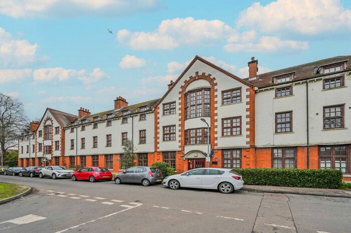 2 Bedroom Flat To Rent In Hood Lodge, Aldersbrook, London, E11