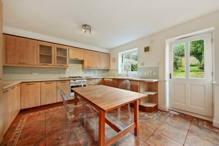 4 Bedroom Town House To Rent In Macleod Road, Grange Park, N21