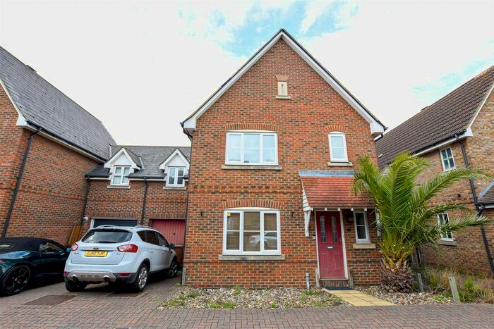 3 Bedroom Semi-Detached House To Rent In Woodlark Road, St. Marys Island, Chatham, ME4