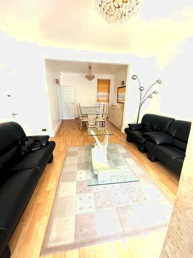 3 Bedroom Property To Rent In Regina Road, London, W13