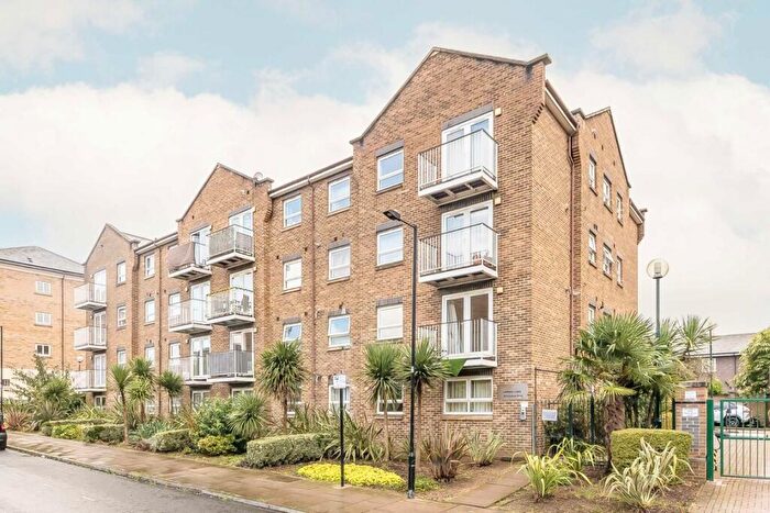 2 Bedroom Flat To Rent In Lyndhurst Lodge, Millennium Drive, Canary Wharf, E14