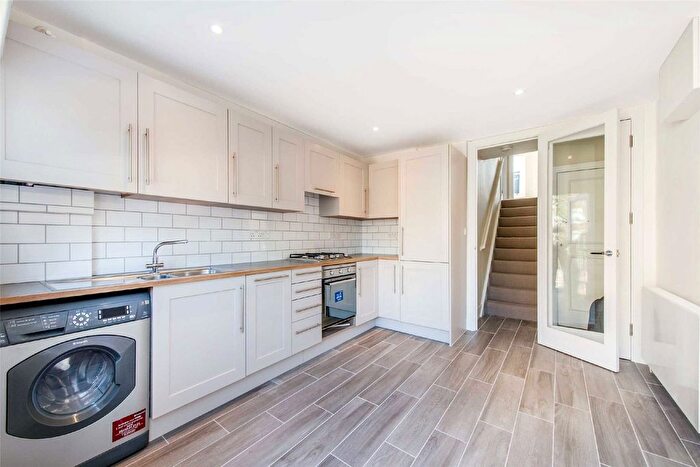 3 Bedroom Flat To Rent In Rosebury Road, Fulham, SW6