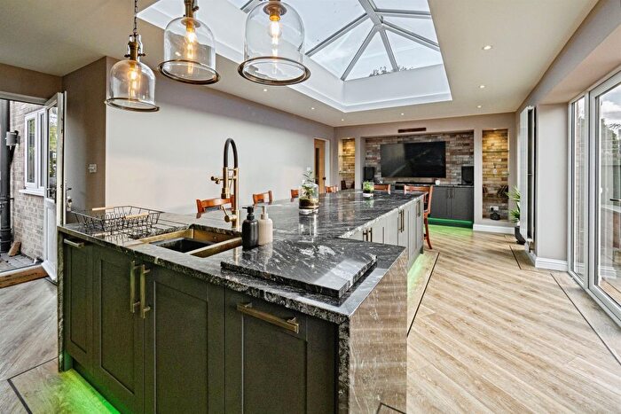 2 Bedroom Semi-detached Bungalow For Sale In The Orchard, Hull, HU9