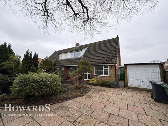 3 Bedroom Semi-Detached Bungalow To Rent In The Street, Norwich, NR29