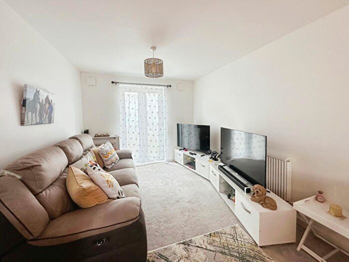 2 Bedroom Flat For Sale In Petunia Grove, Littlehampton, BN17