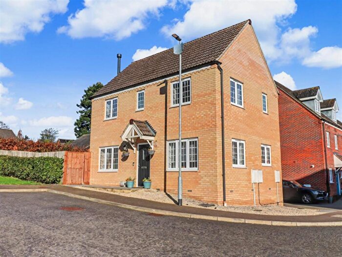 3 Bedroom Detached House For Sale In Willow Close, Brundall, NR13