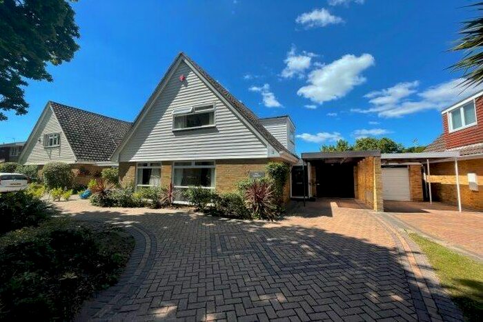 4 Bedroom Chalet To Rent In Wharncliffe Road, Christchurch, BH23