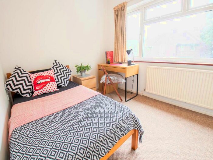 6 Bedroom House To Rent In River Street, Gillingham, Kent, ME7