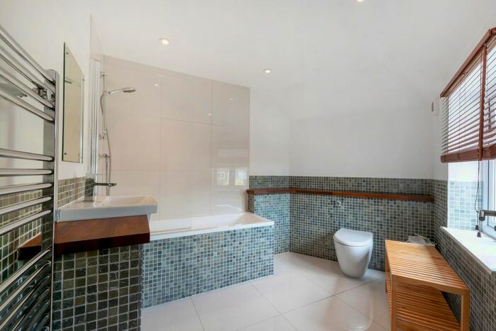 2 Bedroom Flat To Rent In Glennie Road, West Norwood, SE27