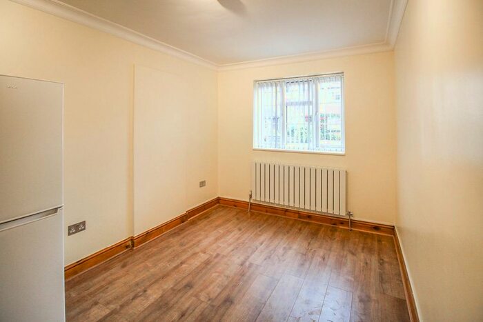 Studio To Rent In Colne Avenue, Watford WD19