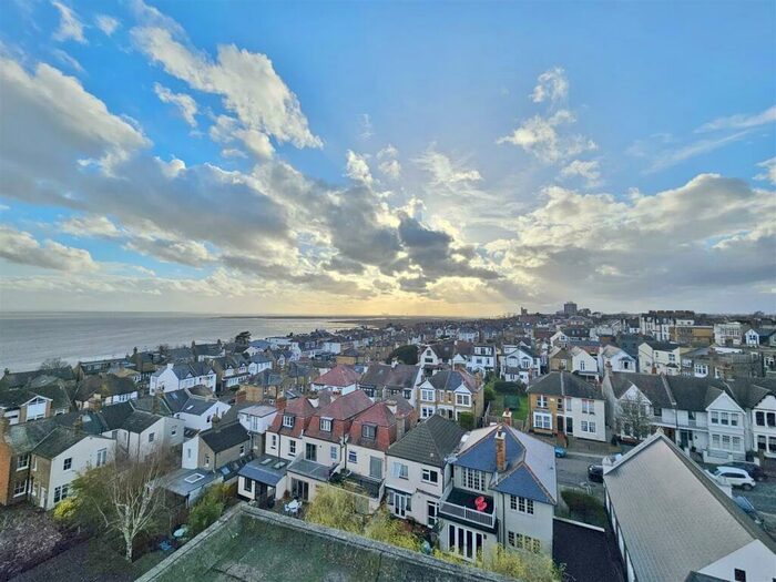 2 Bedroom Flat To Rent In Grand Court West, Grand Drive, Leigh On Sea, SS9